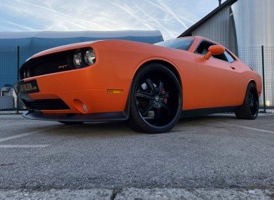 Folierung dodge challenger srt kpl in orange toxic matt schwarz x metallic by bb folien folierungen foliranje dodge challenger srt kpl v oranzno toxik mat crno x metalik by bb folien folierungen18